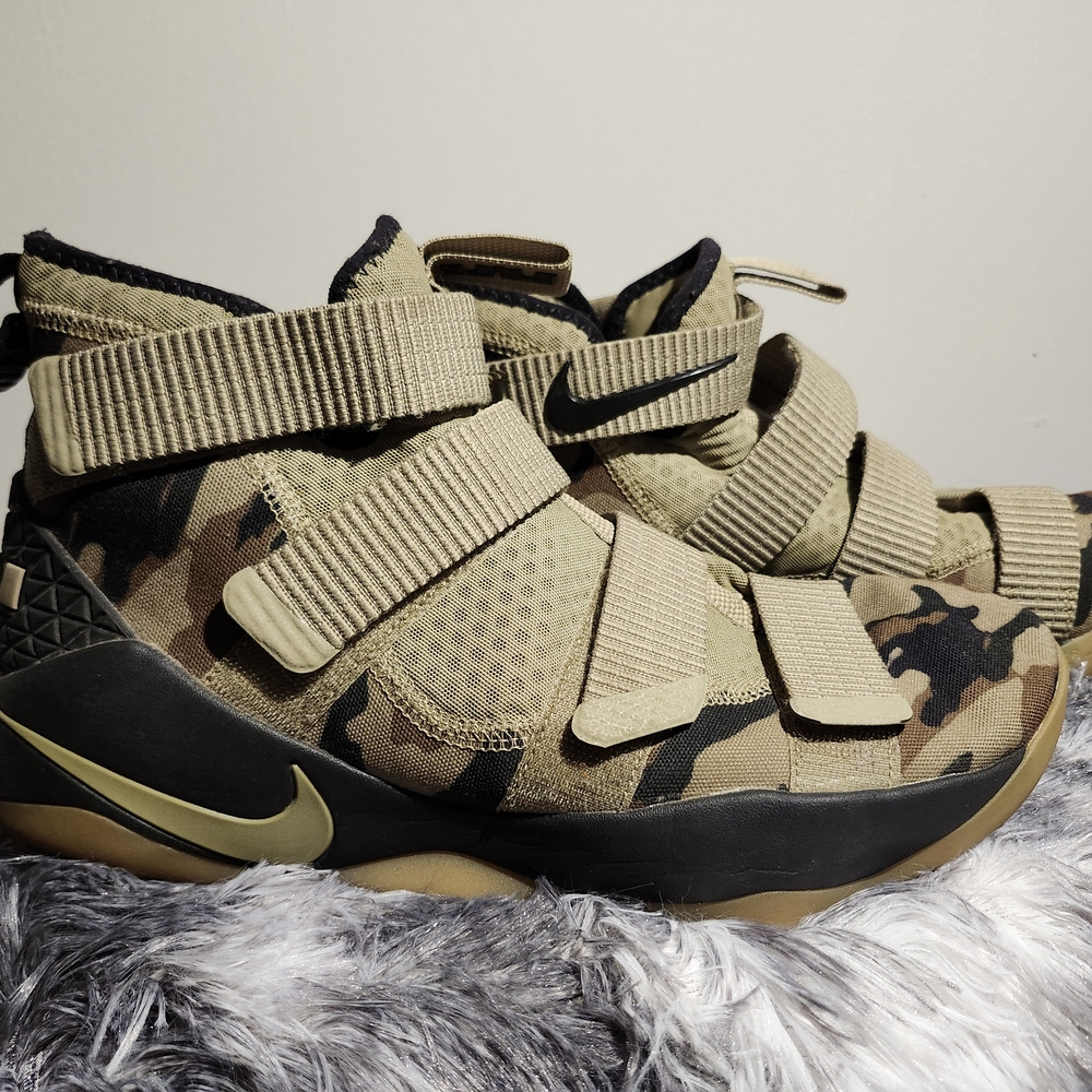 NIKE ZOOM LEBRON SOLDIERS 11